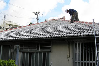 既設セメント瓦の撤去作業