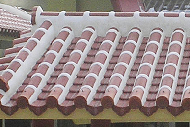 赤瓦屋根のアップ写真